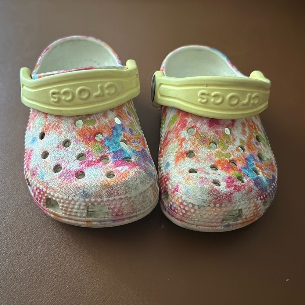 CROCS rainbow tie dye 6C